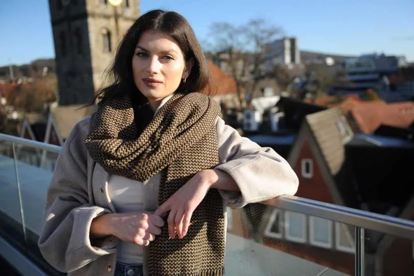 Linda Loran im Porträt für den Artikel über ihren Weg zu Freiheit und Stärke.