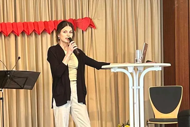 Linda Loran erzählt ihre Geschichte beim Internationalen Frauentag.