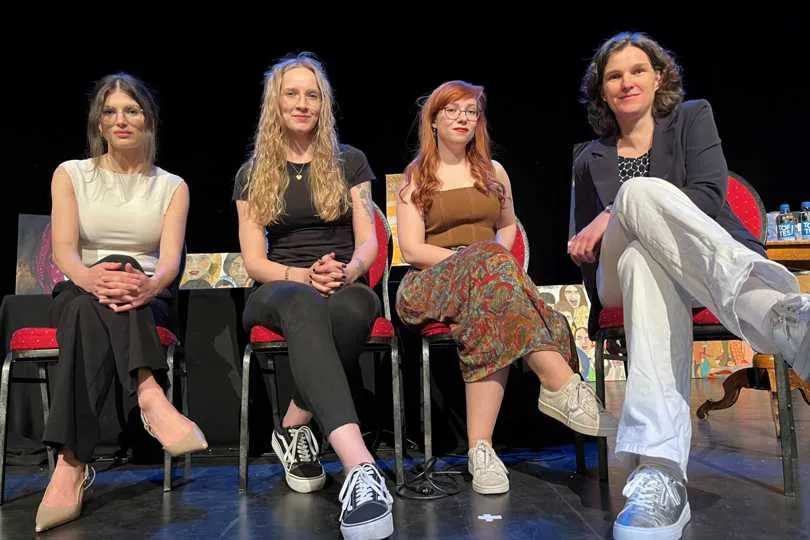 Linda Loran moderiert das Gespräch mit Ute Middendorp, Kathrin Gebel und Leonie Plaar.