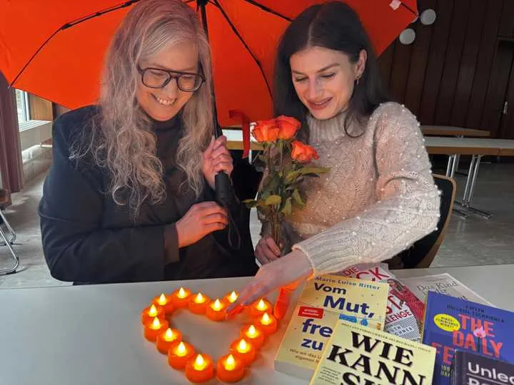 Nicole Kellinghaus und Linda Loran bereiten den ersten Orange Day in Hörstel vor.