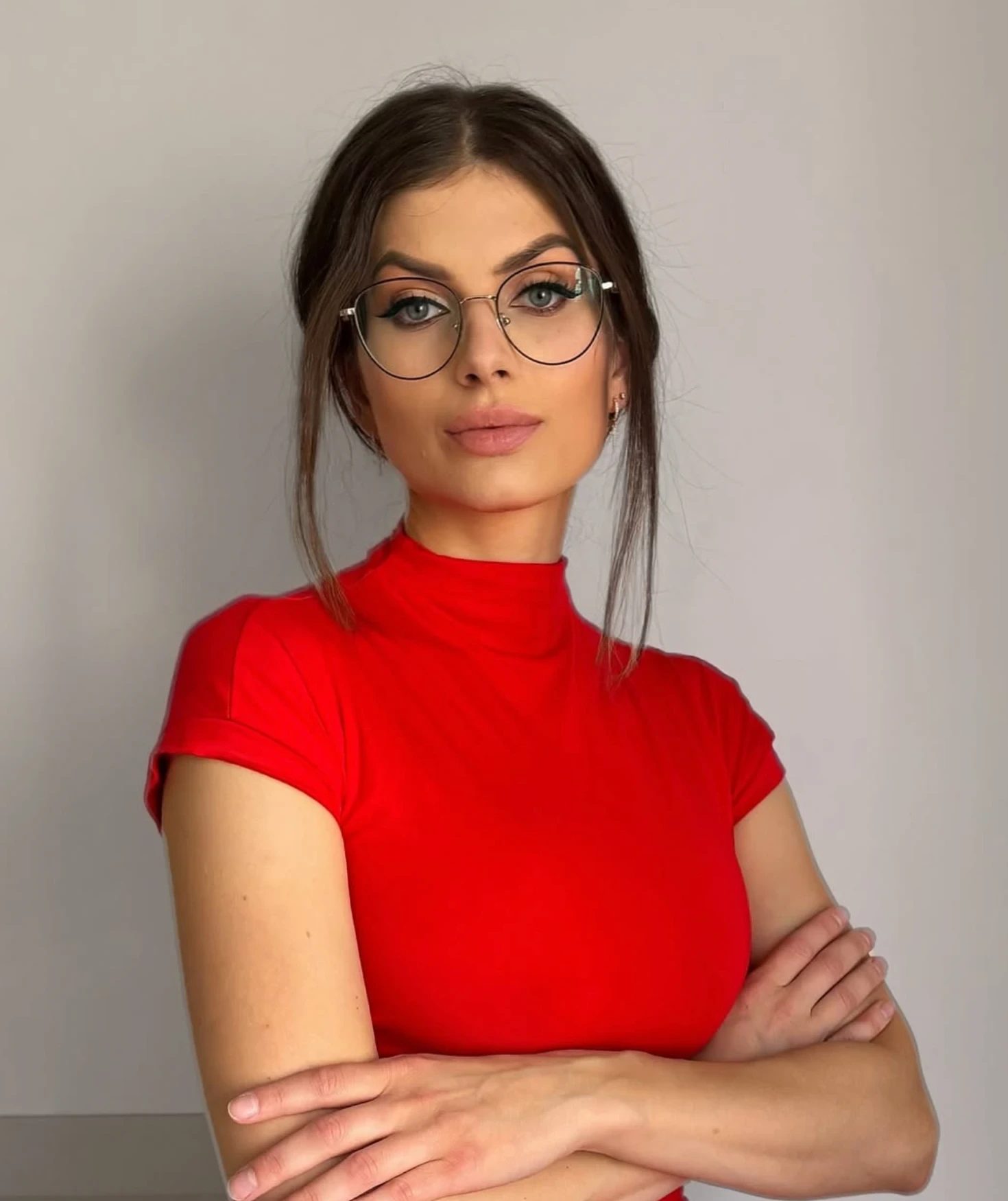 Porträt von Linda Loran mit Brille und rotem Oberteil